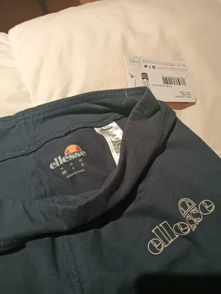Leggings Ellesse con etiqueta.