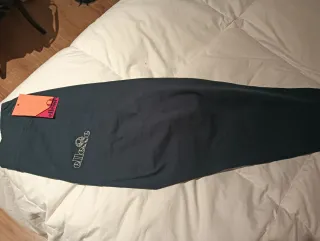 Leggings Ellesse con etiqueta.
