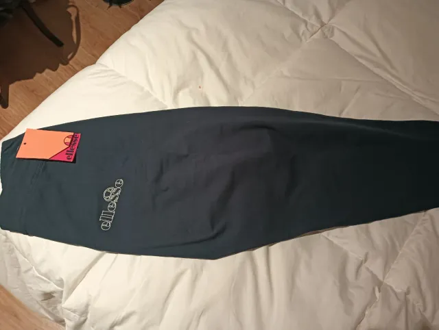 Leggings Ellesse con etiqueta.