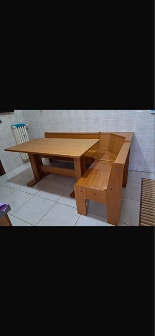 Tavolo con panca e sedie in legno