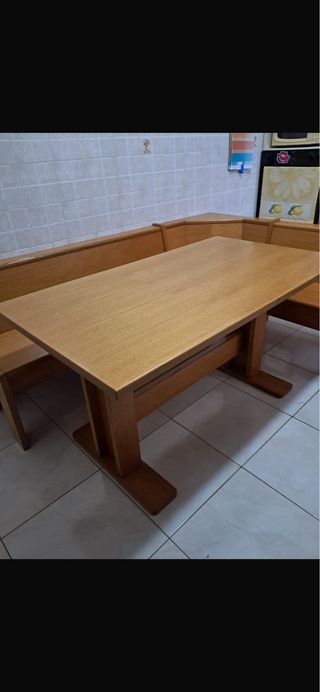 Tavolo con panca e sedie in legno