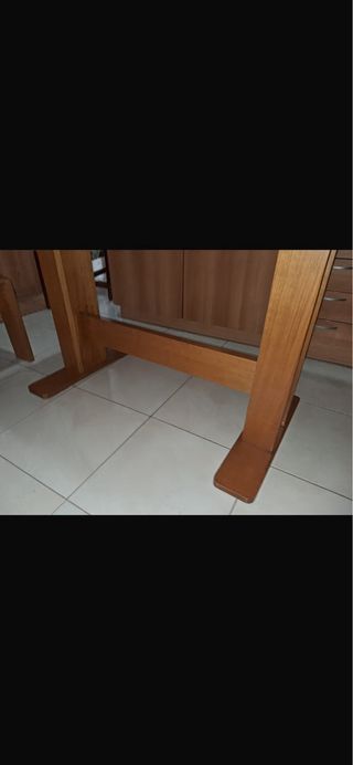 Tavolo con panca e sedie in legno