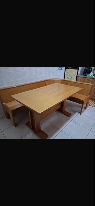 Tavolo con panca e sedie in legno