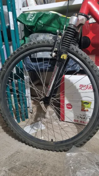 Bicicleta de montaña roja