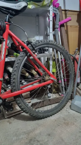 Bicicleta de montaña roja