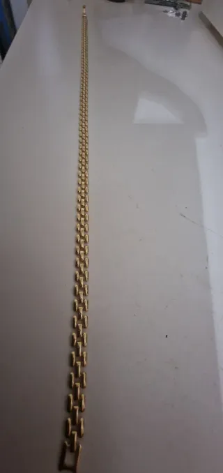 Cadena chapada en oro