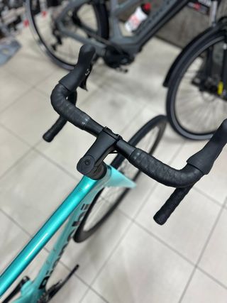 Bicicleta Bianchi Oltre Race 105di2 Celeste