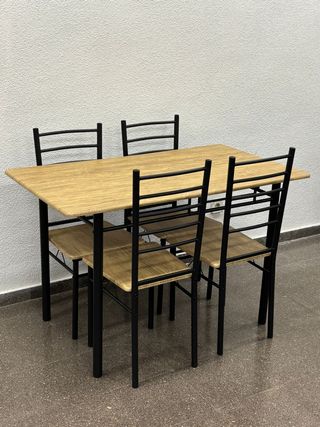 Mesa con 4 sillas color madera