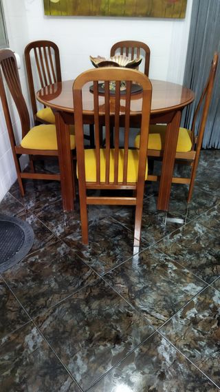 Mesa extensible y 6 sillas. 105eurod