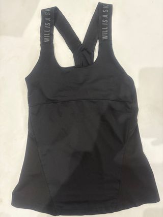 Camiseta deportiva Oysho negra mujer.
