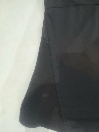 Camiseta deportiva Oysho negra mujer.