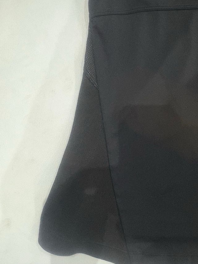 Camiseta deportiva Oysho negra mujer.