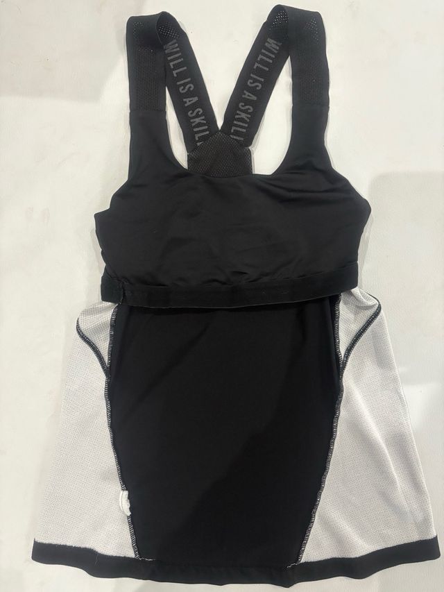 Camiseta deportiva Oysho negra mujer.