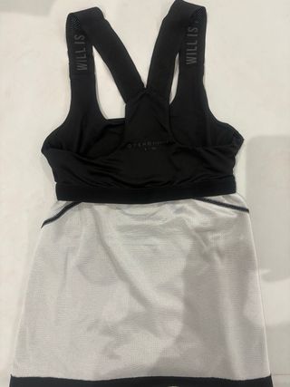 Camiseta deportiva Oysho negra mujer.