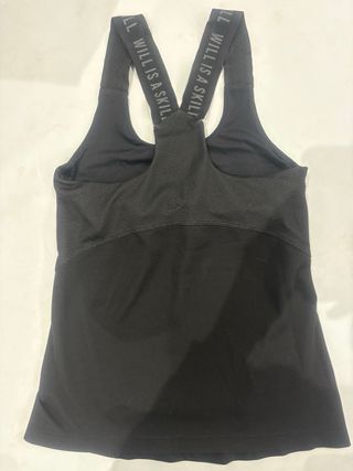 Camiseta deportiva Oysho negra mujer.