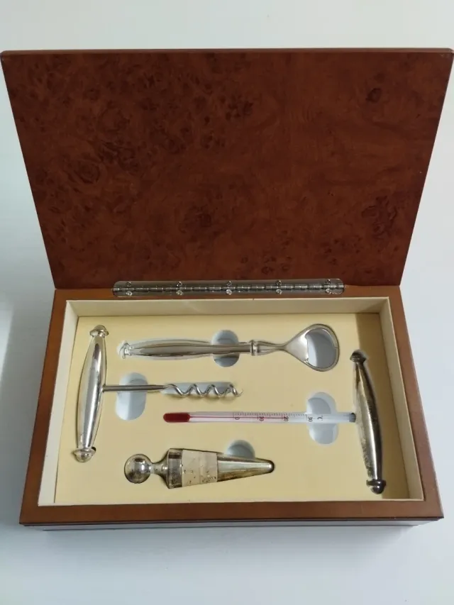 Caja de utensilios para vino