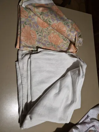 2 Stoffe fantasia floreale e bianco