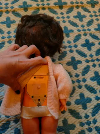 Bambola vintage con vestito rosa