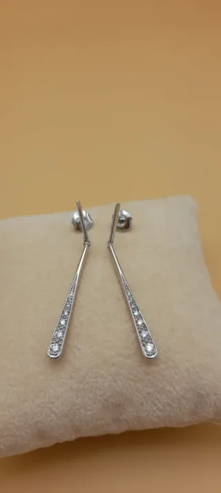 Pendientes de oro blanco con brillantes.