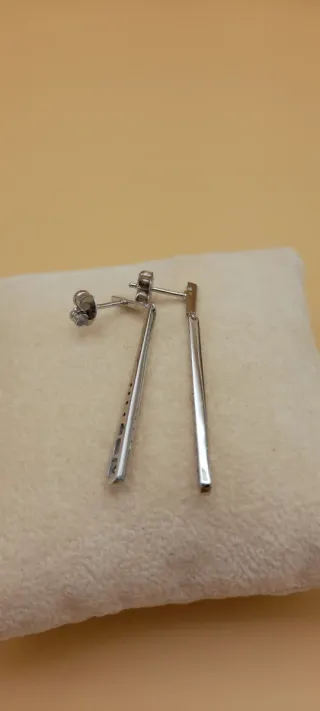 Pendientes de oro blanco con brillantes.