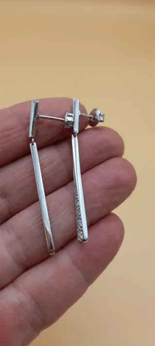 Pendientes de oro blanco con brillantes.