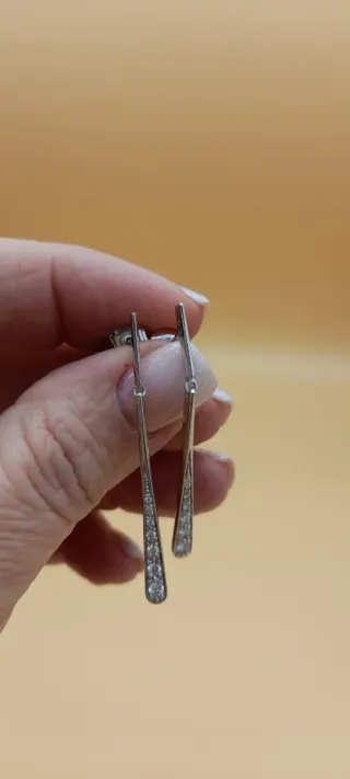 Pendientes de oro blanco con brillantes.