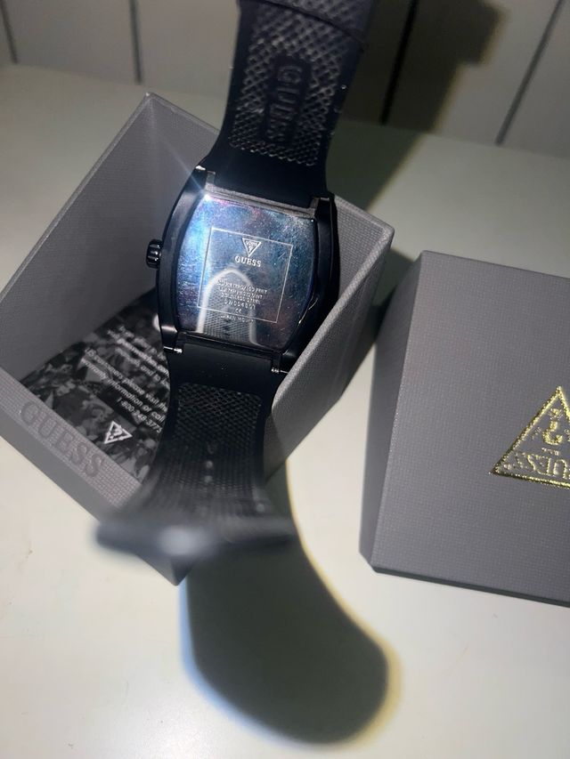 Reloj Guess Negro y Plateado