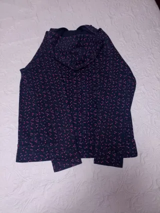 Sudadera azul con estampado rosa