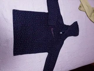 Sudadera azul con estampado rosa