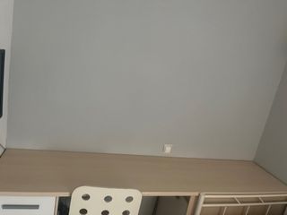 Escritorio beige y blanco con 5 cajones