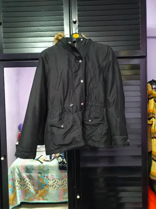 Parka negra con capucha y pelo