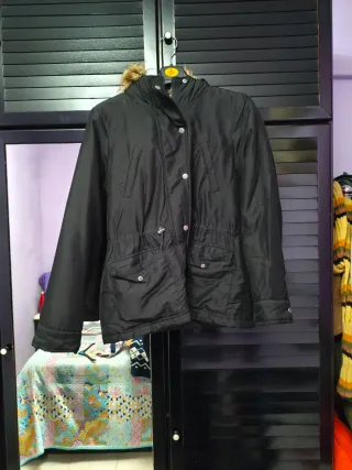 Parka negra con capucha y pelo