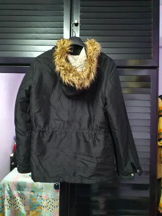 Parka negra con capucha y pelo