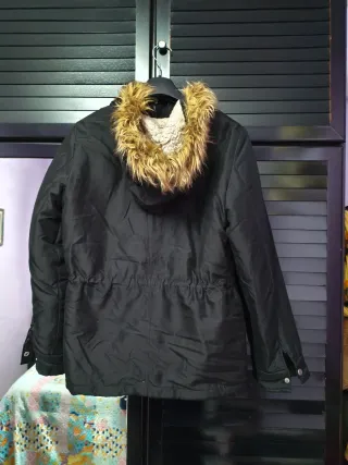 Parka negra con capucha y pelo
