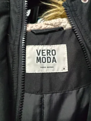 Parka negra con capucha y pelo