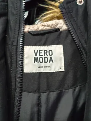Parka negra con capucha y pelo