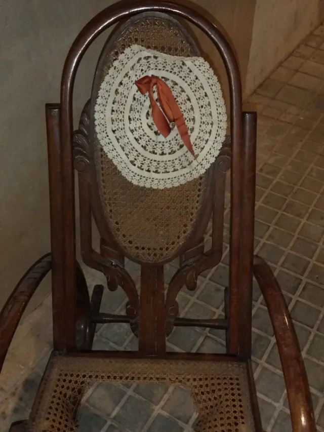 Mecedora antigua de madera y mimbre
