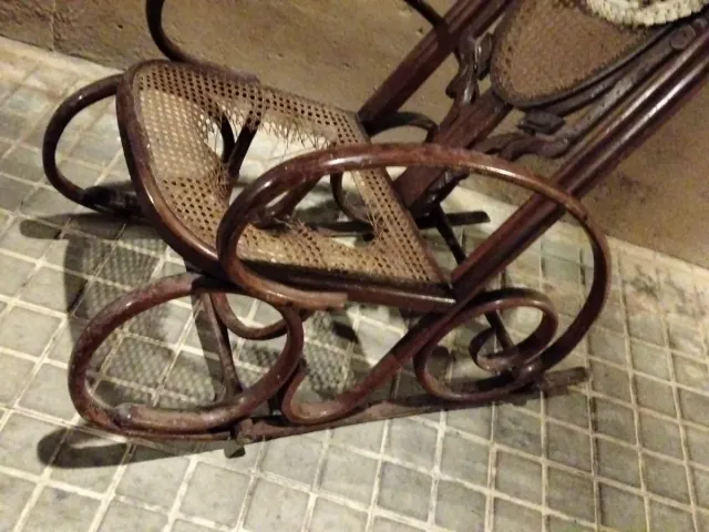 Mecedora antigua de madera y mimbre