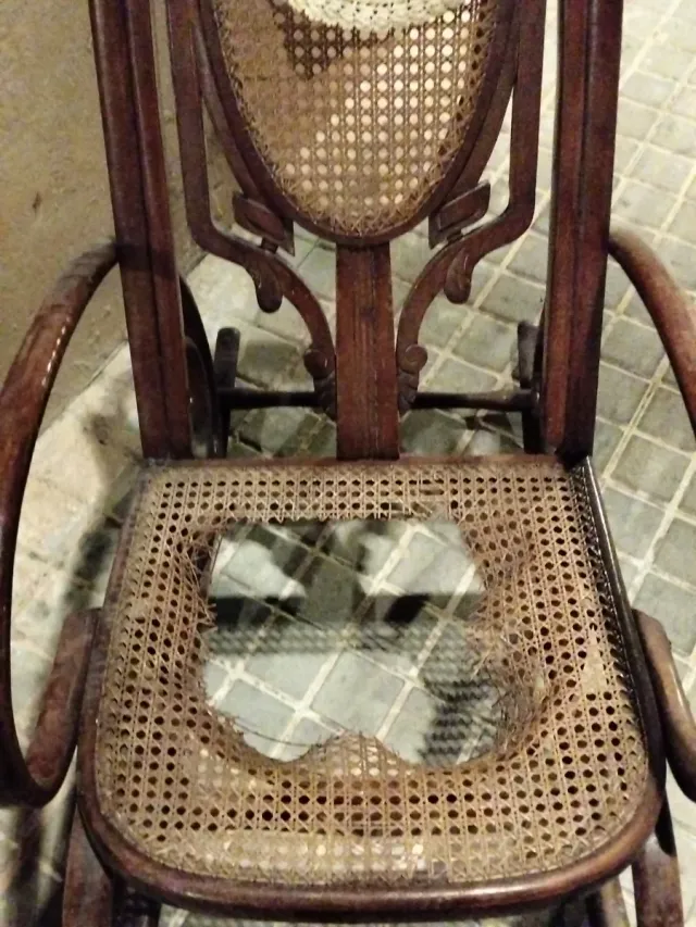 Mecedora antigua de madera y mimbre