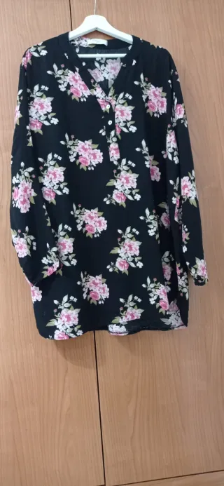 Vestido negro con estampado floral rosa