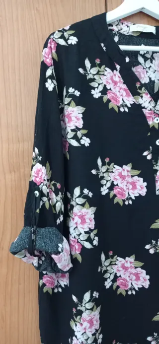 Vestido negro con estampado floral rosa