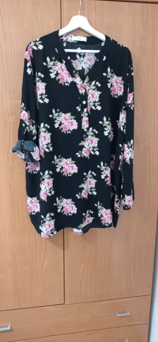 Vestido negro con estampado floral rosa