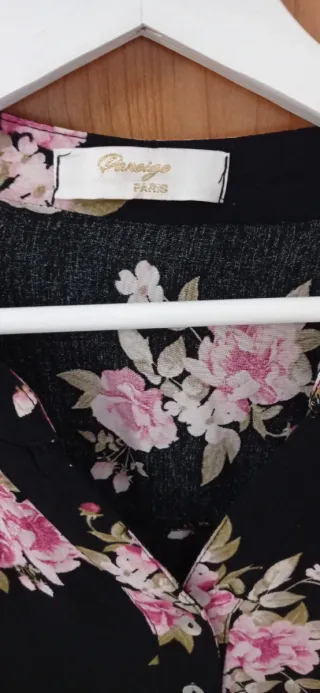 Vestido negro con estampado floral rosa