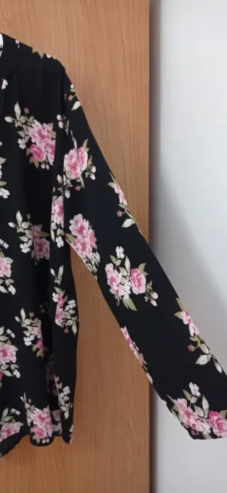Vestido negro con estampado floral rosa