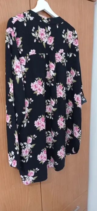 Vestido negro con estampado floral rosa