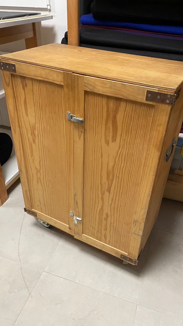 Cajón de madera con ruedas