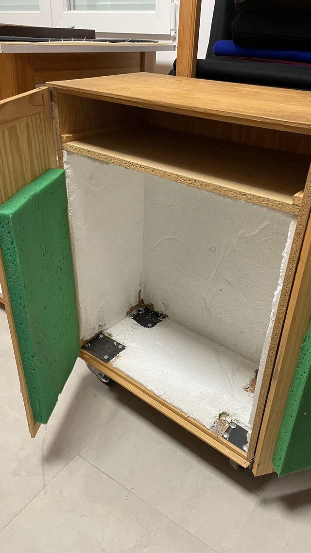 Cajón de madera con ruedas