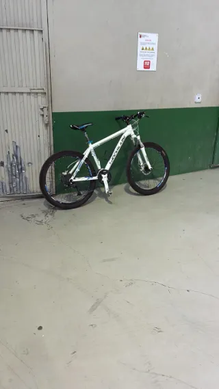 Bicicleta de montaña blanca