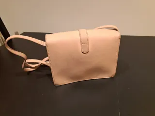 Bolso beige con correa ajustable