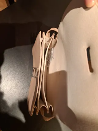 Bolso beige con correa ajustable